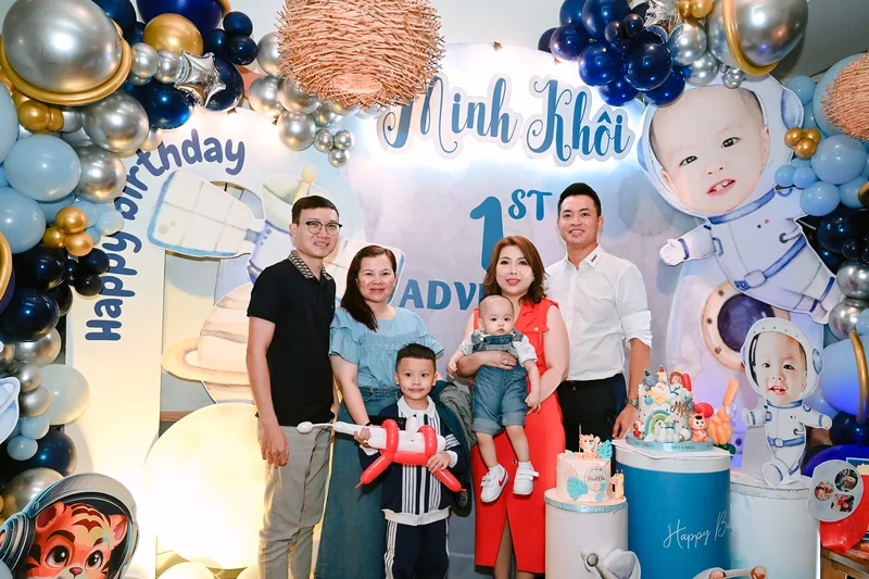 Mẫu backdrop rèm kim tuyến, sequin sinh nhật bé gái