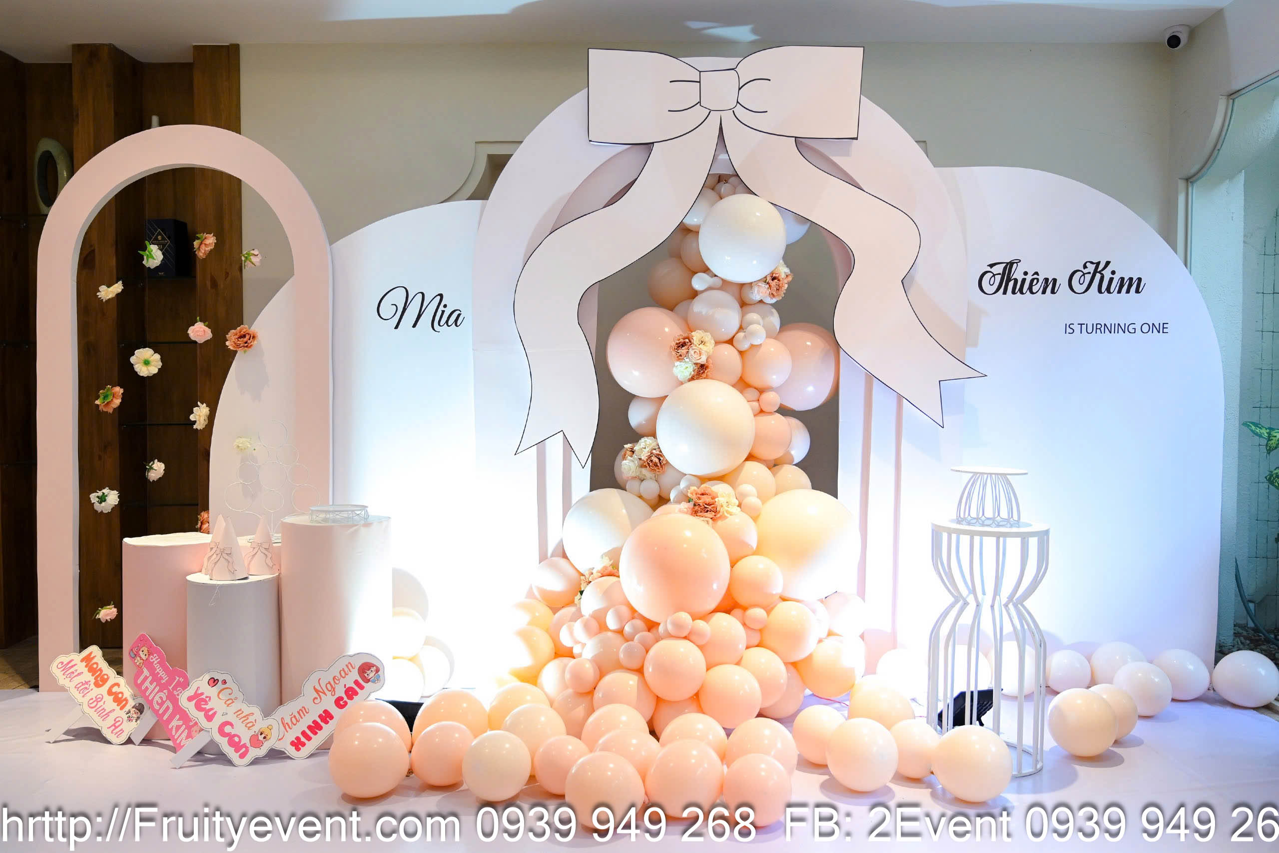 Tiệc sinh nhật thi công backdrop bằng phương pháp pp bồi formex